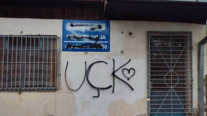 Ispisani grafiti sa pretećim porukama na ambulanti u selu Suvi Do na Kosovu i Metohiji