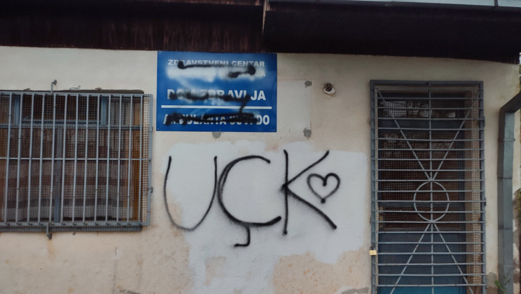 Ispisani grafiti sa pretećim porukama na ambulanti u selu Suvi Do na Kosovu i Metohiji