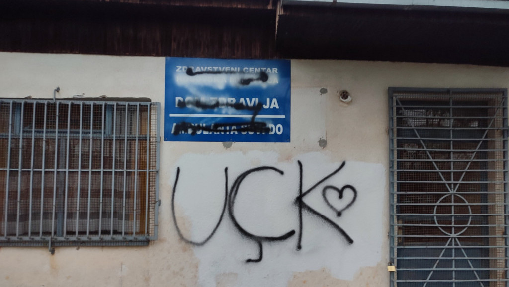 Ispisani grafiti sa pretećim porukama na ambulanti u selu Suvi Do na Kosovu i Metohiji