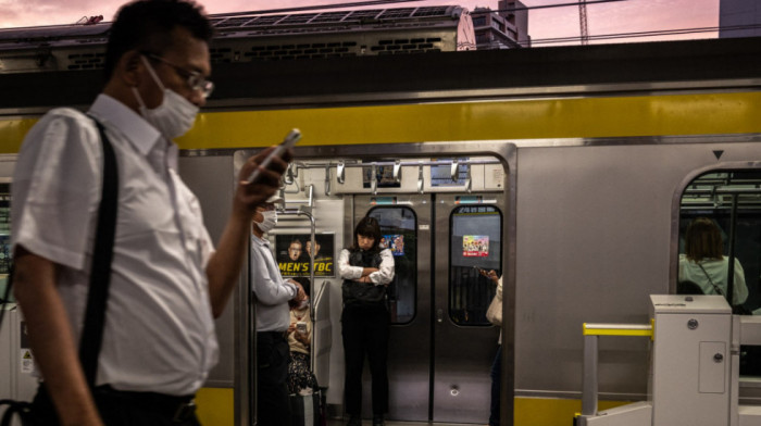 Voz udario u stub u blizini Tokija, dva sata bilo zarobljeno više od 1.000 putnika
