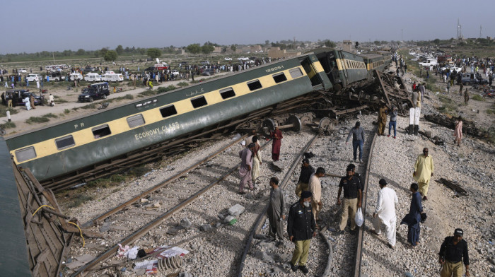 Raste broj stradalih u železničkoj nesreći u Pakistanu: Najmanje 30 poginulih, 60 osoba povređeno