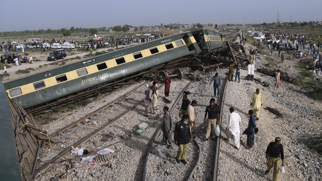 Raste broj stradalih u železničkoj nesreći u Pakistanu: Najmanje 30 poginulih, 60 osoba povređeno