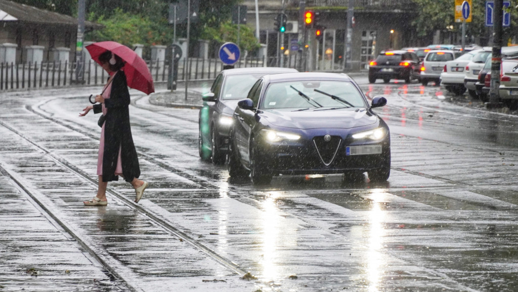 Vozačima se savetuje sporija vožnja zbog povremene kiše