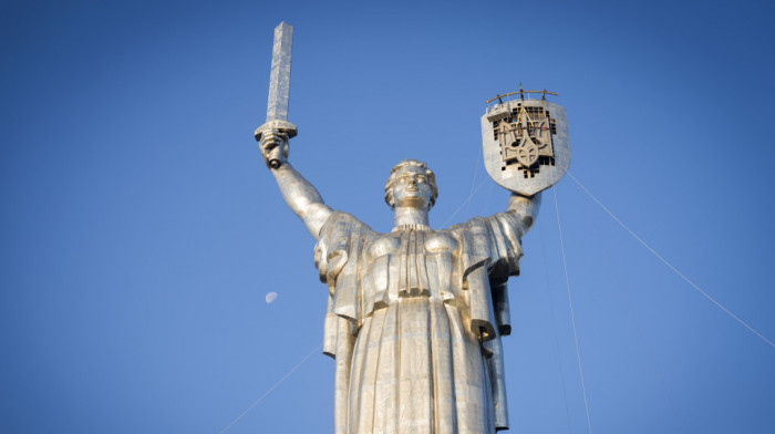 Sovjetski amblem na spomeniku "Majka domovina" u Kijevu zamenjen ukrajinskim trozupcem - biće "Majka Ukrajina"