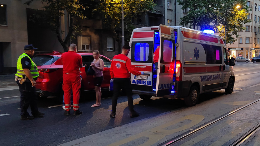 Noć u Beogradu: Motociklista teško povređen u saobraćajnoj nesreći, prevezen u Urgentni centar