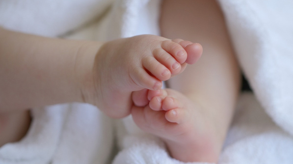 Visoke temperature i bebe: Kada je bezbedno sa njima izaći napolje i kako ih obući