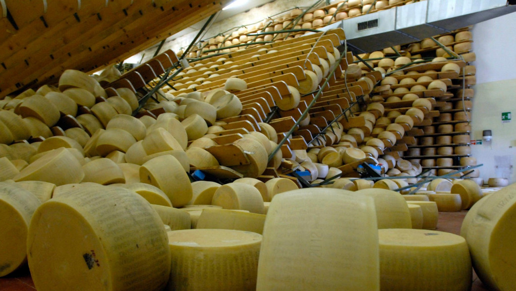 Nesreća u Lombardiji: Italijan poginuo kada su se na njega sručile hiljade teških kolutova sira