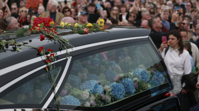 Sahranjena Šinejd O'Konor: Pogrebnu povorku cvećem i aplauzima ispratile na hiljade obožavalaca irske pevačice