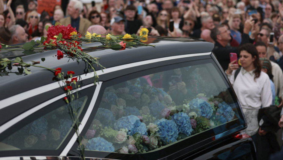 Sahranjena Šinejd O'Konor: Pogrebnu povorku cvećem i aplauzima ispratile na hiljade obožavalaca irske pevačice