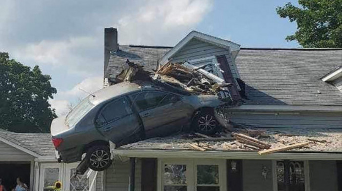"Ovako nešto obično viđamo samo u filmovima": Automobil završio na drugom spratu kuće u Pensilvaniji