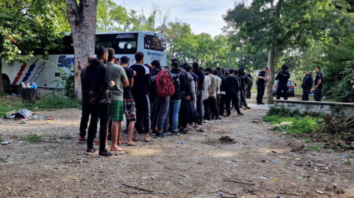 Policija u Somboru pronašla 382 iregularna migranta, zaplenjeni noževi i marihuana