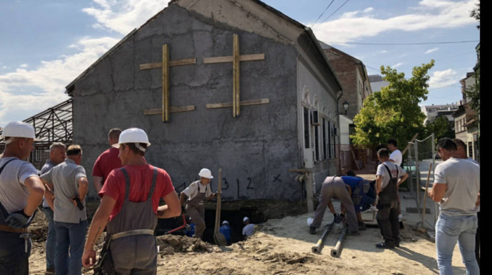 JKP Vodovod i kanalizacija u Novom Sadu tvrdi da im se urušava zgrada, zaposleni hitno evakuisani