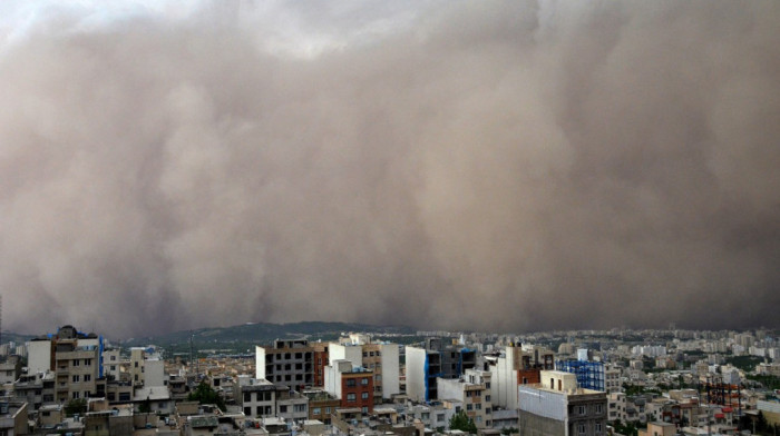 Više od 700 ljudi zatražilo lekarsku pomoć posle peščane oluje u Iranu