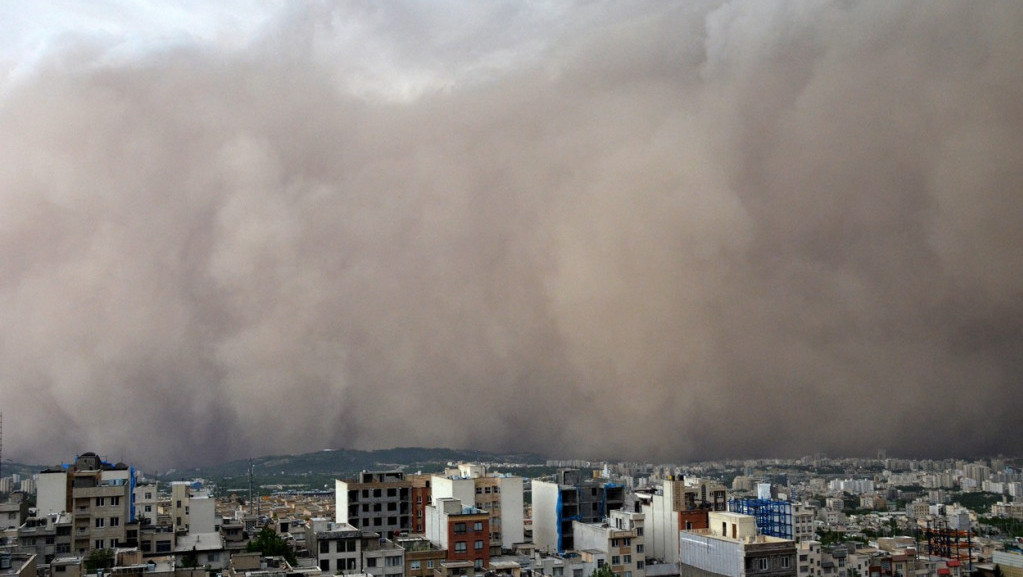 Više od 700 ljudi zatražilo lekarsku pomoć posle peščane oluje u Iranu