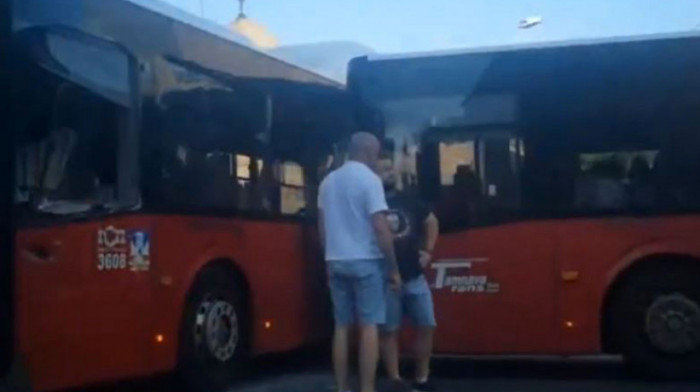 Tri putnika povređena u sudaru dva gradska autobusa u Ruzveltovoj ulici