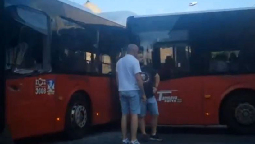 Tri putnika povređena u sudaru dva gradska autobusa u Ruzveltovoj ulici