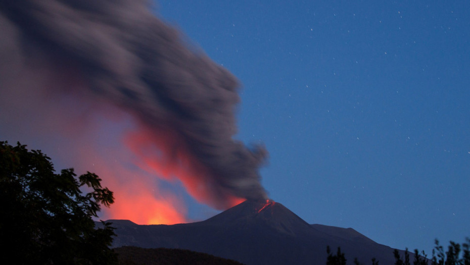 Iz vulkana Etna krenula nova emisija lave sa stubom pepela do 6.000 metara