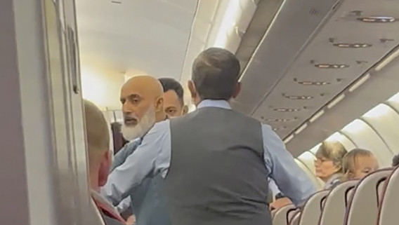 "Počeo je da preti osoblju i putnicima": Uhapšen muškarac zbog koga je avion Malejža Erlajnsa morao prinudno da sleti