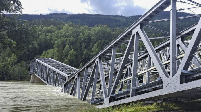 Nove posledice obilnih padavina na severu: Železnički most u Norveškoj se srušio u reku
