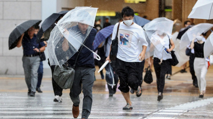Zbog tajfuna Lan u Japanu naređena evakuacija 240.000 ljudi, otkazani letovi