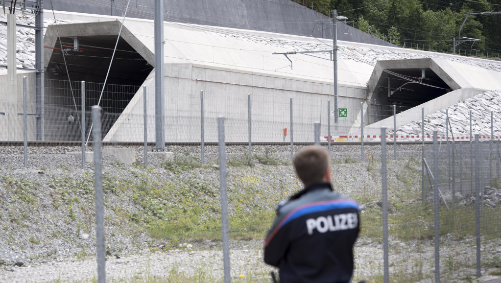 Zatvoren najduži tunel na svetu, 16 vagona izletelo iz šina