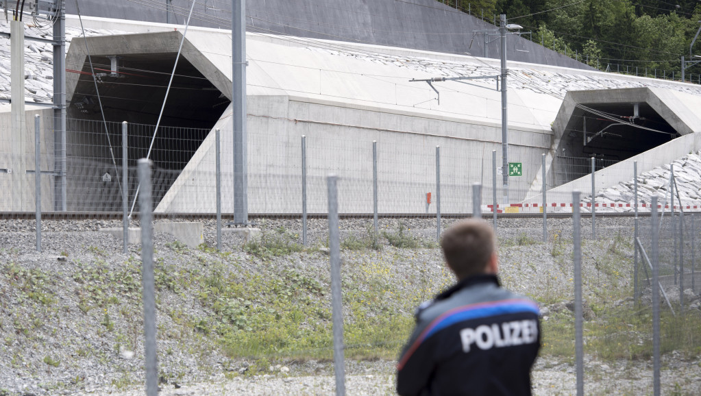 Zatvoren najduži tunel na svetu, 16 vagona izletelo iz šina