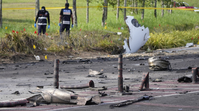 Najmanje 10 mrtvih nakon pada aviona na auto-put u Maleziji