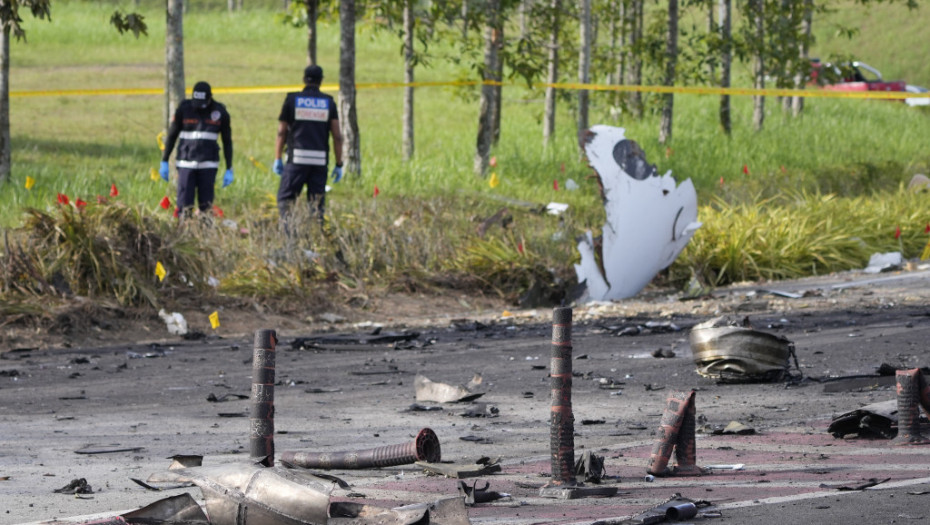 Najmanje 10 mrtvih nakon pada aviona na auto-put u Maleziji