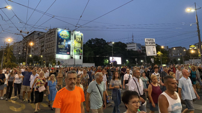 Novi protest opozicije "Srbija protiv nasilja" u Beogradu: Demonstranti šetali do Ministarstva prosvete i Predsedništva