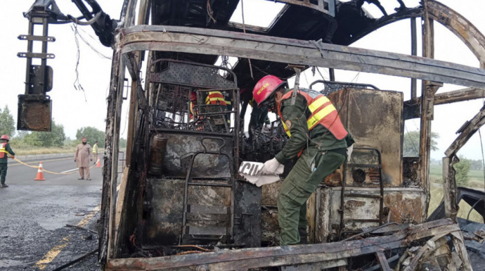 Najmanje 18 poginulih, 16 povređeno u Pakistanu nakon sudara autobusa i kombija