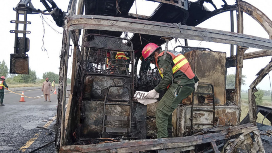 Najmanje 18 poginulih, 16 povređeno u Pakistanu nakon sudara autobusa i kombija