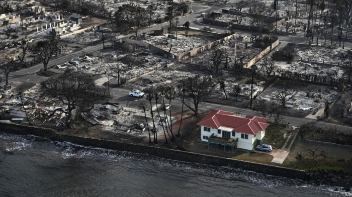 Crveni krov, bela fasada, a okolo pustoš: Kako je jedna kuća ostala netaknuta u požaru na Havajima