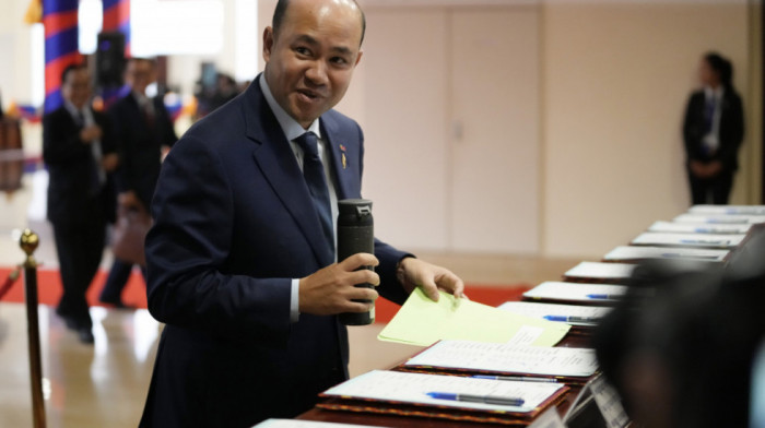 Odlazak lidera Kambodže nakon četiri decenije: Hun Sen predao vlast sinu