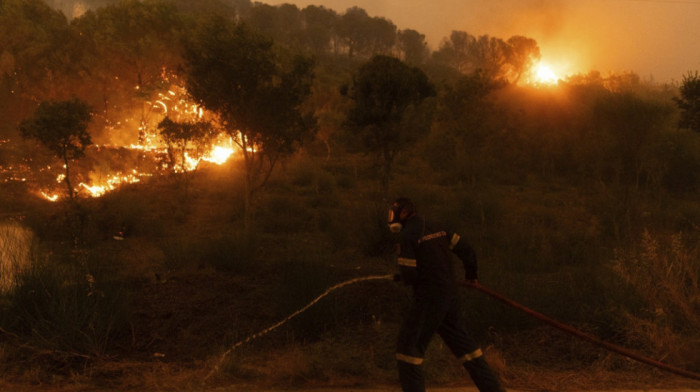 Požari u Grčkoj i dalje besne: Stradalo 20 ljudi, vatrogasci se širom zemlje bore sa stihijom