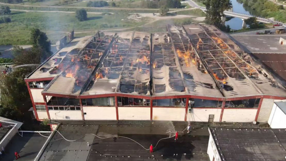 Veliki požar u fabrici papira Celeks u Banjaluci pod kontrolom, nema žrtava