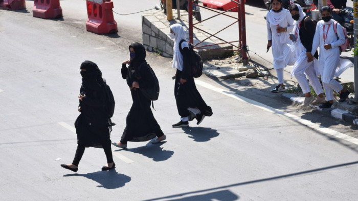 Francuska će zabraniti muslimanske haljine u školama: Ne bi trebalo da prepoznate kojoj veri pripada učenik