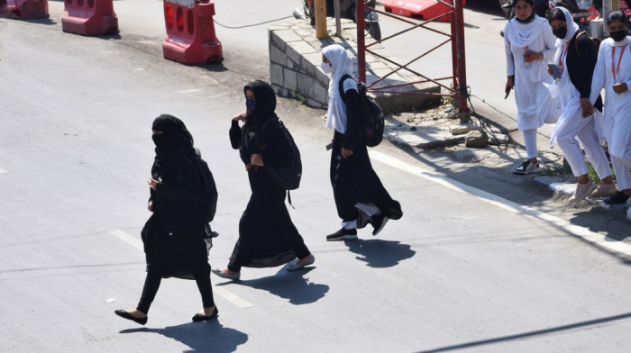 Francuska će zabraniti muslimanske haljine u školama: Ne bi trebalo da prepoznate kojoj veri pripada učenik