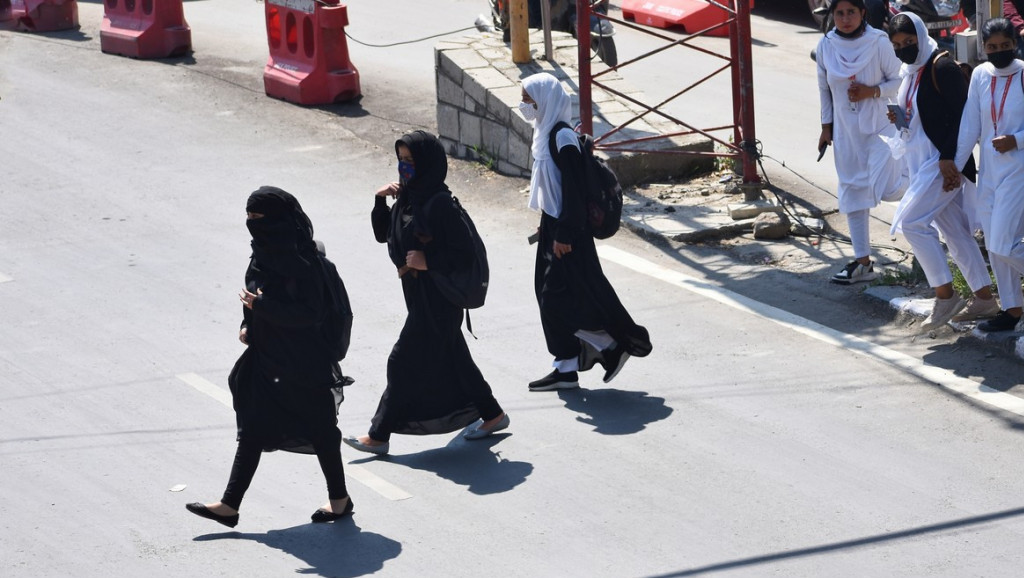 Francuska će zabraniti muslimanske haljine u školama: Ne bi trebalo da prepoznate kojoj veri pripada učenik