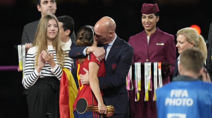 Suspenzija, protesti i štrajk glađu: Ne stišava se bura zbog fudbalskog zvaničnika Španije koji je poljubio igračicu