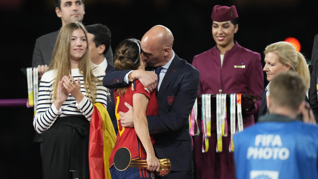 Poljubac koji je Španiju digao na noge, a majku predsednika fudbalskog saveza naterao u štrajk glađu