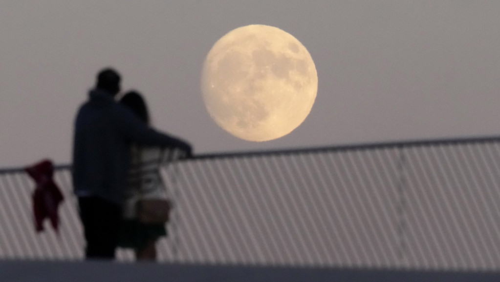 Večeras Mesec priređuje pravi nebeski spektakl: Fenomen koji se neće ponoviti u narednih četrnaest godina
