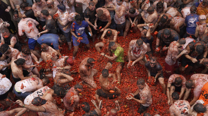 "Tomatina" se sručila na Bunjol: 120 tona paradajza kao municija za "ulične borbe"