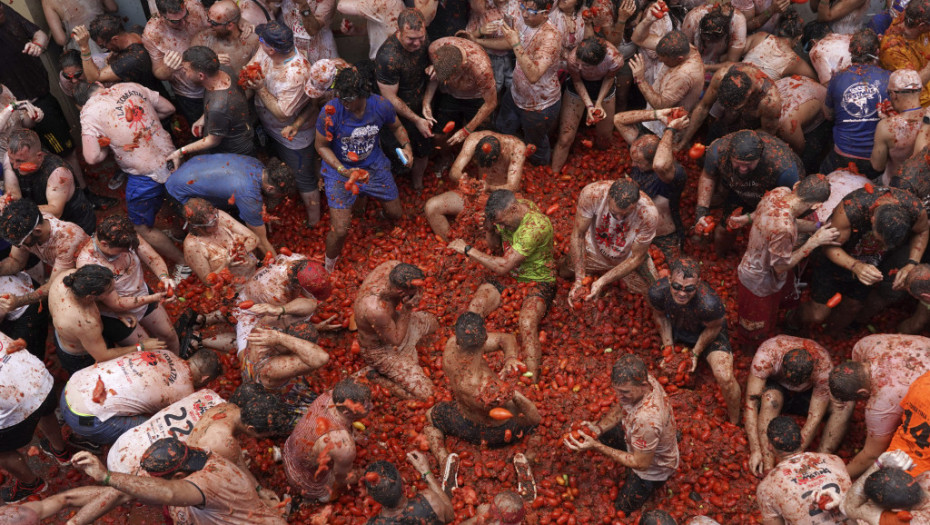 "Tomatina" se sručila na Bunjol: 120 tona paradajza kao municija za "ulične borbe"