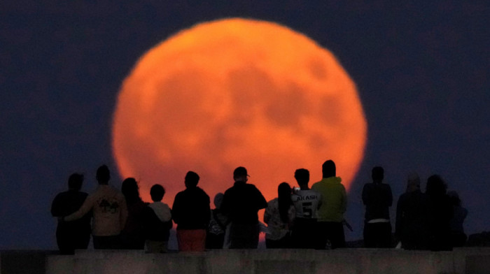 Poslednji "plavi supermesec" u ovoj deceniji obasjao planetu: Magične fotografije Zemljinog saputnika "izbliza"