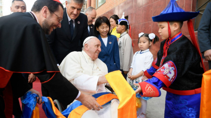 Papa Franja stigao u posetu Mongoliji, svečano dočekan na aerodromu