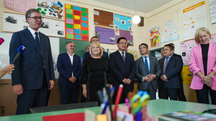Prvi dan škole u pametnim učionicama: Huawei i Telekom Srbija donirali 150 IdeaHub tabli osnovcima širom Srbije