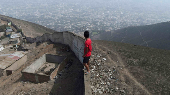 Simbol nejednakosti u zemlji: U Peruu  počelo rušenje "zida srama" koji deli bogate od siromašnih