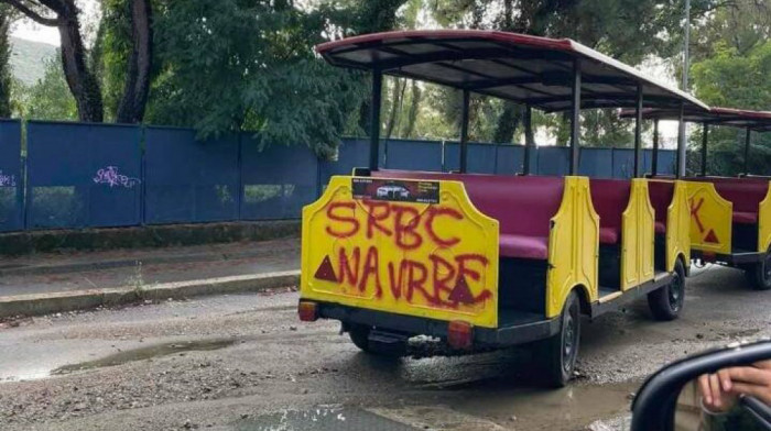 Građanin Herceg Novog uhapšen zbog ispisvanja grafita "Srbe na vrbe" na voziću u Kumboru