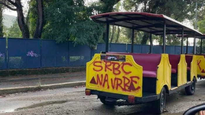 Građanin Herceg Novog uhapšen zbog ispisvanja grafita "Srbe na vrbe" na voziću u Kumboru