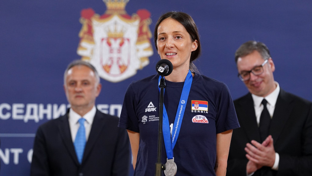 Maja Ognjenović i Dušan Mandić nose zastavu Srbije na otvaranju OI u Parizu